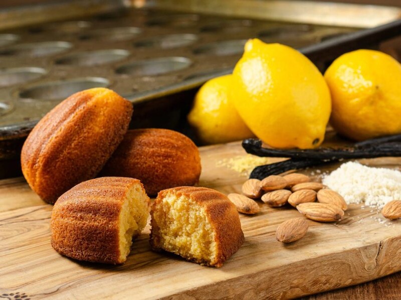 焼き菓子とレモン、アーモンド
