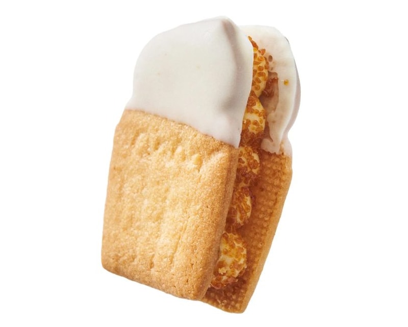 白いチョコレートで半分ほどコーティングされた、長方形の焼き菓子が写っています