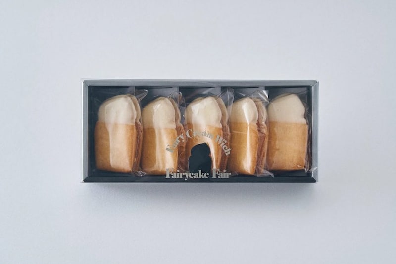 白い背景に置かれた、Fairycake Fairのクリームサンドクッキーのギフトボックスです