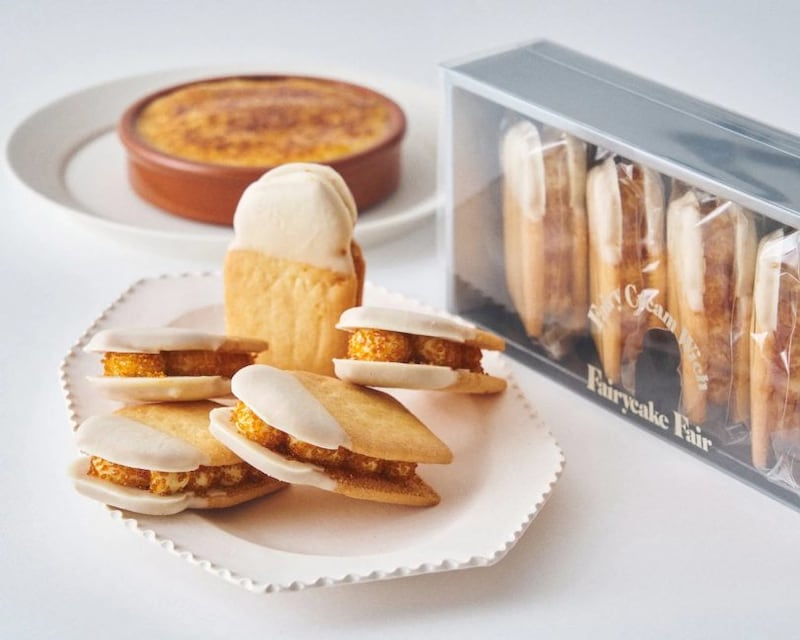 白い背景に、クッキーサンドやクリームブリュレなど、様々な洋菓子が並べられた美味しそうな写真です