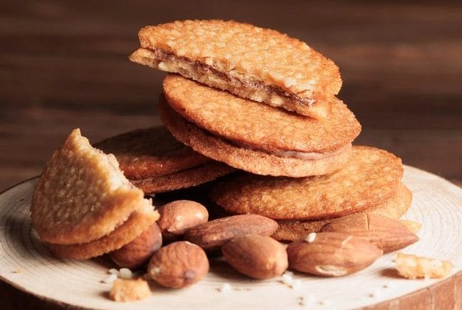 割れたクッキーの断面