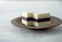 あんこと生地が一体化したような不思議な食感。冷やして食べたい、酒粕が香る白いカステラ