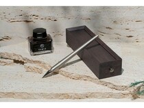 「ROMEO」からチタン製ディップペン「イニチウム」が登場。筆記具の原点を再構築