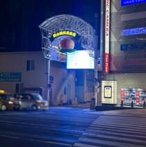 桃の後ろにサイネージ付いてる【おにさんぽフォト】