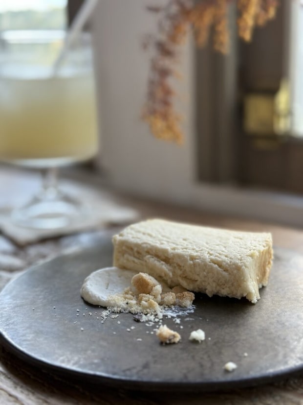 『フタマタセコーヒー』酒粕チーズケーキの写真。