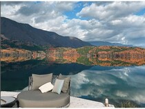 【長野県大町市】三段紅葉に包まれる青木湖、絶景カフェとサウナで秋冬の特別な体験を