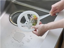 水回りの悩みを解決！水切りがキュッとできる「しぼれる排水口ネットホルダー」が登場