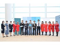 札幌就航35周年のキャセイパシフィックが歴代制服でお迎え！お得な航空券も販売中