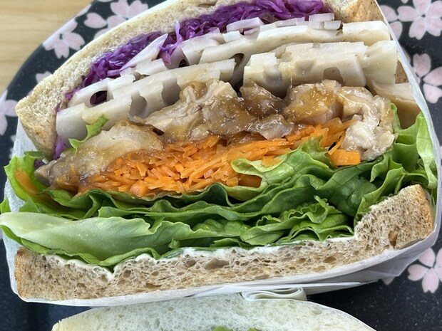 レンコンと照り焼きチキンのサンドイッチ1