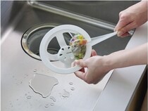 水回りの悩みを解決！水切りがキュッとできる「しぼれる排水口ネットホルダー」が登場