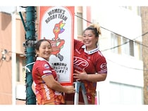 【東京都渋谷区】女子ラグビーチーム「東京山九フェニックス」が代々木八幡商店街にチームフラッグ掲出