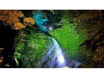 【三重県名張市】ライトアップで幻想体験「三重赤目 滝あかり」開催中。赤目四十八滝の紅葉が見頃へ！