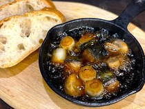 いつもの食材を“ごちそう”に変える「黒アヒージョの素」発売。燻製しょうゆが決め手！