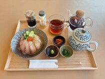 【鹿児島県鹿児島市】ブランド勘八「桜勘」を堪能できる贅沢な海鮮丼が登場。桜島カフェがランチ営業を解禁！