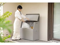 ゴミの一時保管や宅配ボックスにも使える屋外ストッカー。大容量なのに省スペース！