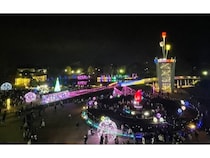 【富山県砺波市】砺波市冬の恒例イベント「KIRAKIRAミッション2025」開催。約10万球のイルミネーションがチューリップタワーや園内一帯を包む