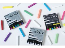 環境にやさしい「シーシェルチョーク」は黒板アートにもおすすめ。ホタテの貝殻を有効活用！