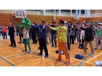 いわき市主催の防災訓練で、避難所生活での健康悪化を防ぐ「ケロロワット体操」披露