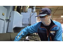 「町工場×スポーツ」ものづくりをモチーフにしたランニング用ネックゲイターを新発売