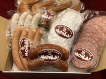 ソーセージとパンの店「MONJI」の冬限定ギフト！シュトーレンと加工肉の特別セット