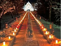 【北海道北斗市】トラピスト通り並木道をライトアップ。キャンドルの光も加わり美しいクリスマス空間に