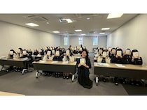 手帳研究家のてらたま氏が金蘭会高校にて『感情ケア』の特別授業を実施＆自著を贈呈