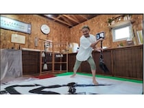 【栃木県佐野市】大きな筆で大きな紙に書く、期間限定プログラム「大筆パフォーマンス書道体験」実施