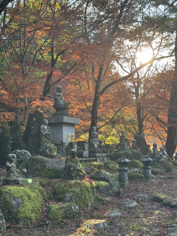 大寧寺のお地蔵さんと紅葉の写真。