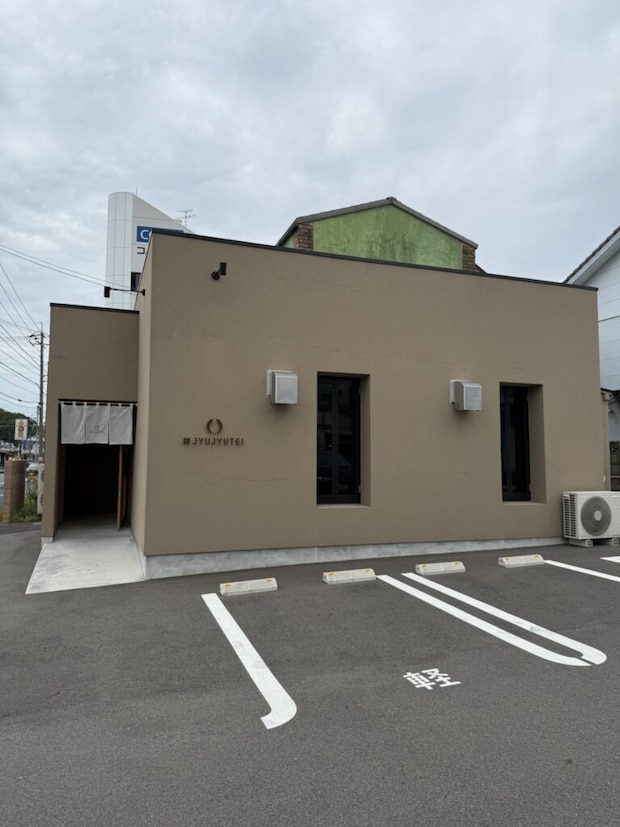 『炭焼食堂 JYUJYUTEI』店舗外観写真。