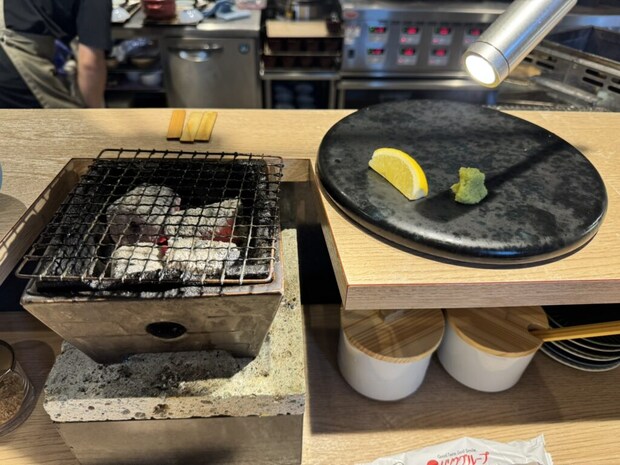 『炭焼食堂 JYUJYUTEI』テーブル、七輪の写真。