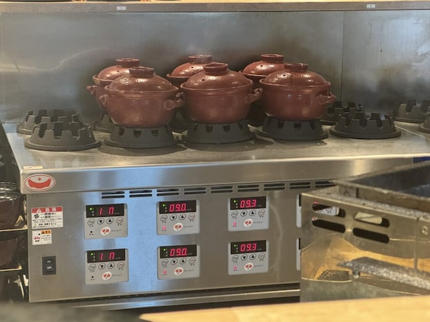 『炭焼食堂 JYUJYUTEI』土鍋ご飯を炊いている写真。