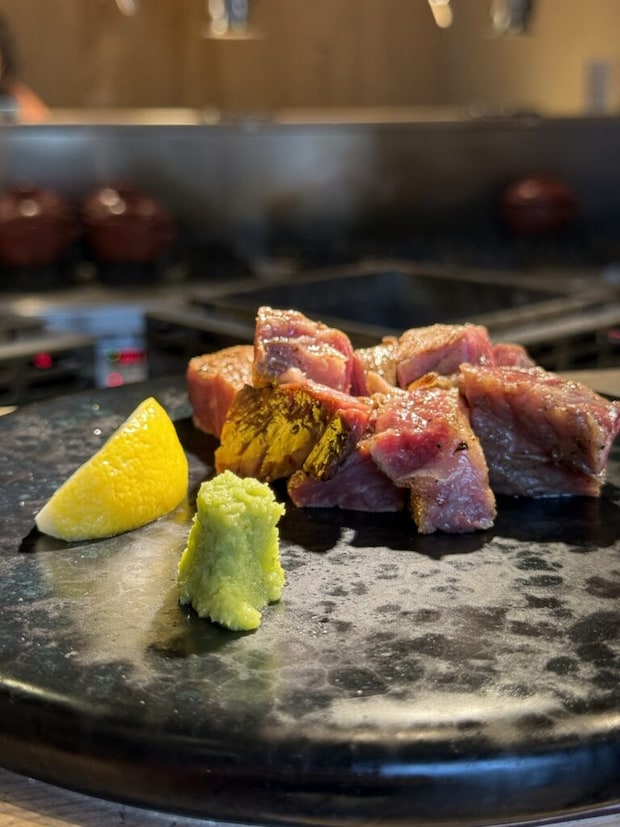 『炭焼食堂 JYUJYUTEI』切り落としステーキ定食のお肉の写真。