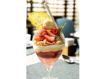 【東京都港区】「アルマーニ ／ カフェ 表参道」の月替わりパフェ、1月は「苺とローズのパフェ」