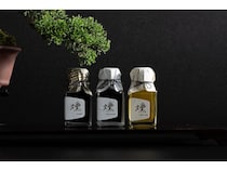 燻製調味料ブランド「燻-kun.」が誕生。「記憶に残る香りの一滴」を食卓に
