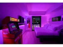 【東京都港区】「YOTEL東京銀座」にホテル×ゲーム体験の特別仕様ルームが登場！アーケードゲームも