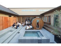 静岡県の橋本組が、社長の自宅と社員の福利厚生施設を合築した複合空間「B.Base」開設