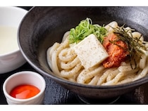 【東京都港区】グミのような弾力ある食感のうどんが味わえる「餅麺UDON 品川港南口店」オープン！