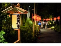 【東京都港区】二代歌川広重が浮世絵に描いた行事が甦る、約40基の灯篭が街を彩る「青山星灯篭」開催