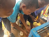 広島県三次市の児童が開発した石けんをルワンダへ。現地で“命を守る手洗い”を伝授