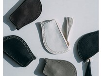 “午年”を祝う青森県産馬革キーコインケース発売。青森の冬祭り「えんぶり」がモチーフ