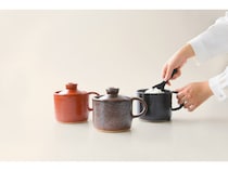 有田焼職人のこだわりであえて電子レンジ非対応のひとり用土鍋ご飯「おまぐはん」登場