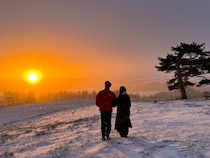 【群馬県嬬恋村】愛妻の日に“愛妻家の聖地”嬬恋村で日の出ツアー開催。冬季閉鎖中の愛妻の丘を特別開放