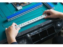 言葉×麻雀のボードゲーム「ひらがじゃん」シリーズ最新作が登場。自動雀卓で使用可能な「プロ版」