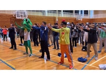 いわき市主催の防災訓練で、避難所生活での健康悪化を防ぐ「ケロロワット体操」披露