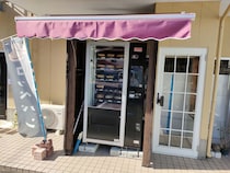 自動販売機で買った商品を店内飲食できる、珍しいカフェ【シリアルヤ】