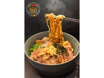 【沖縄県那覇市】混ぜるほど旨さが完成！新ジャンル“沖縄そば×油そば”の「沖縄油そば王朝」OPEN