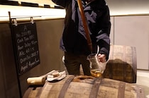 【富山県砺波市】若鶴酒造の三郎丸蒸留所内に「ハンドフィルルーム」が登場！新見学プランも