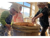 山梨県北杜市公式「ほくとファンクラブ」が“木樽”で仕込む味噌作りイベント開催
