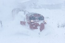 ラッセル列車が運行中　ＪＲ宗谷本線　厳しい冬の鉄路を守る　雪かき分ける「赤い雄姿」