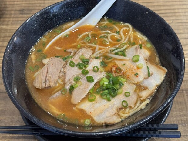赤醤油豚骨チャーシュー麺の写真。